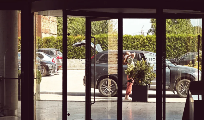 Hoe maak je schuifglaspolitief vast?